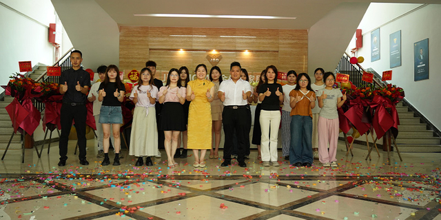 Aluminum Door business team support